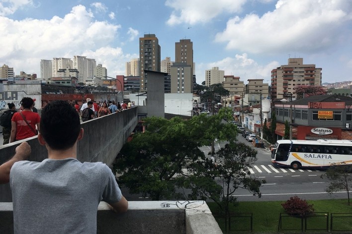 Estação final do sistema de trólebus, passarela, São Bernardo do Campo<br />Foto Abilio Guerra 