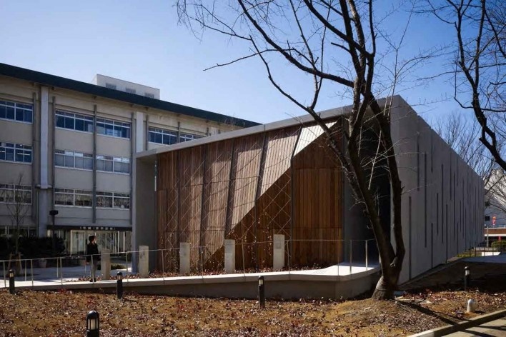 Museu de Arte Mizuta, painéis da fachada articulam-se ao longo da rampa indicando o acesso principal as galerias, Josai International University, Sakado, Japão, 2008-2011, Studio Sumo<br />Studio Sumo  [Foto Daici Ano]