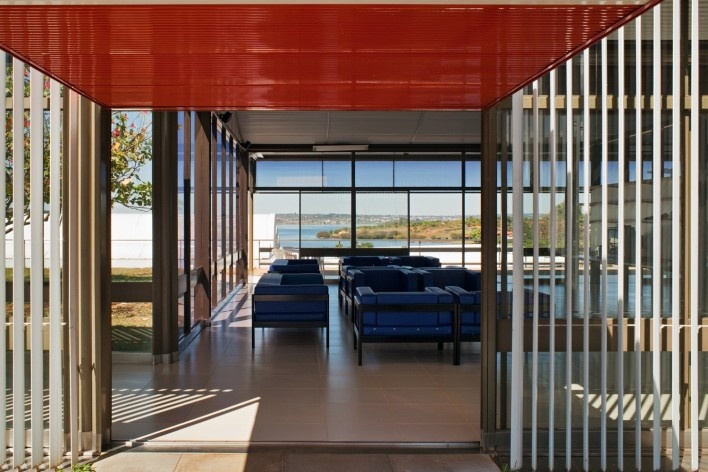 Sarah Brasília Lago Norte, sala de espera, Brasília DF<br />Foto Nelson Kon  [LIMA, João Filgueiras (Lelé). "Arquitetura - uma experiência na área da saúde"]
