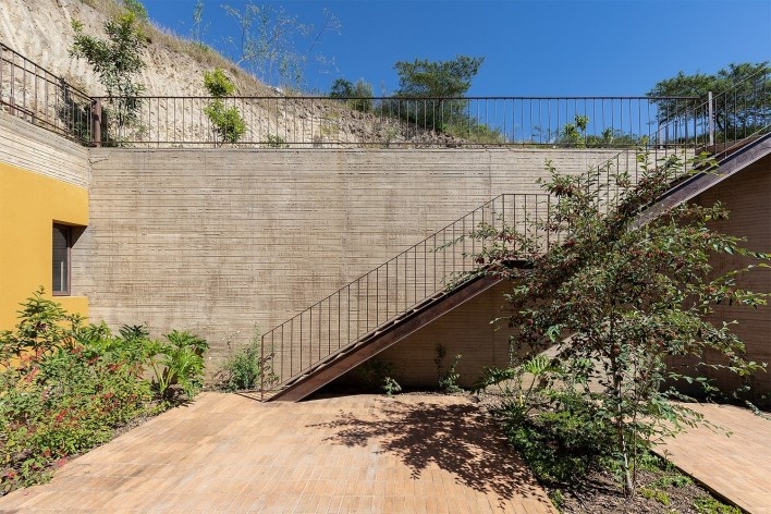 Cangahua House, Pacho Salas, Tumbaco, Ecuador, 2020. Architects Felipe Muller, Gonzalo Diez, Paola Picciallo, Alvaro Borrero and Hugo Navarrete (authors) / Diez+ Muller Arquitectos<br />Foto/photo Jag Studio 