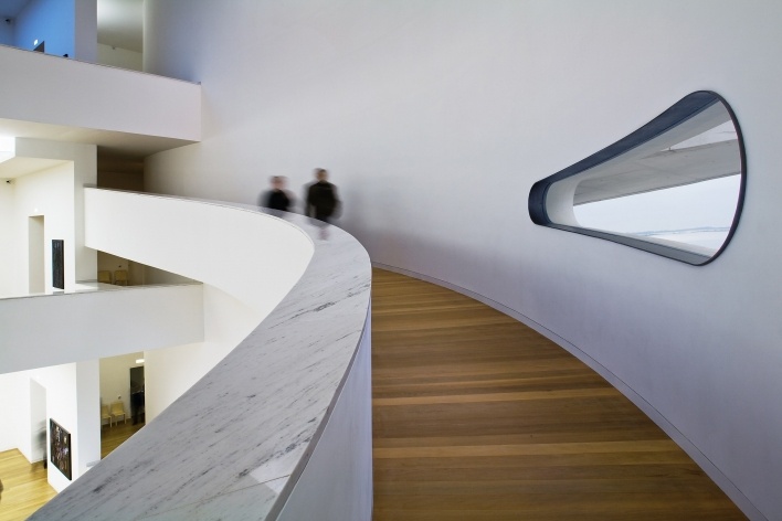 Sede da Fundação Iberê Camargo, rampas no salão principal. Arquiteto Álvaro Siza, 2008<br />Foto Nelson Kon 