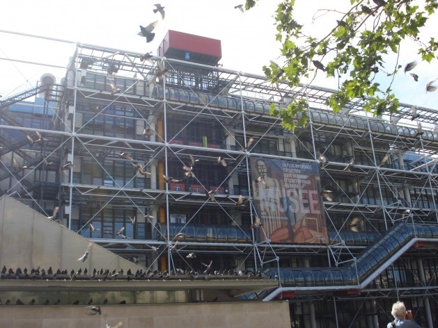 Fachada principal do Beaubourg, com uma revoada de pombos, Paris, julho 2012<br />Foto Ronaldo Marques de Carvalho 
