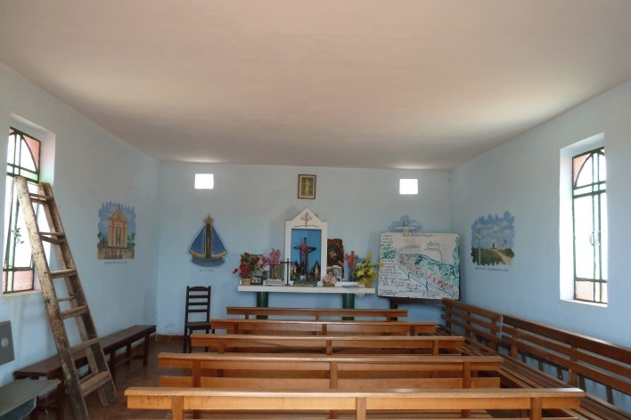 Capela no Morro da Mesa, altar e assentos dos fieis<br />Foto Michel Gorski 