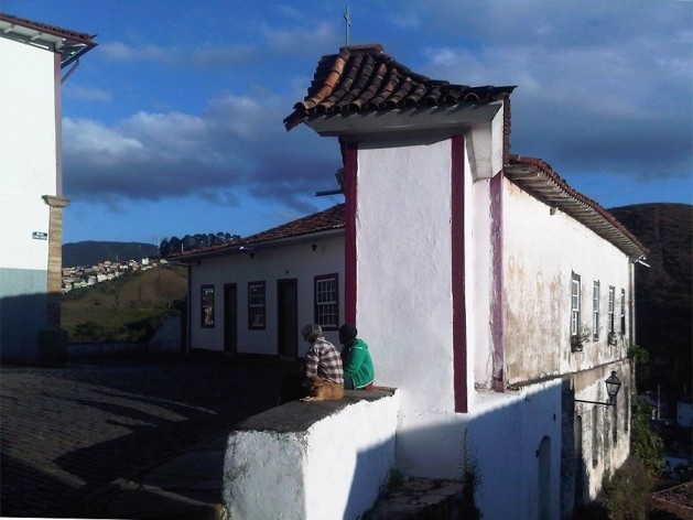 Casa que se volta para rua plana e ladeira inclinada, fazendo a contenção do terreno<br />Foto Abilio Guerra 
