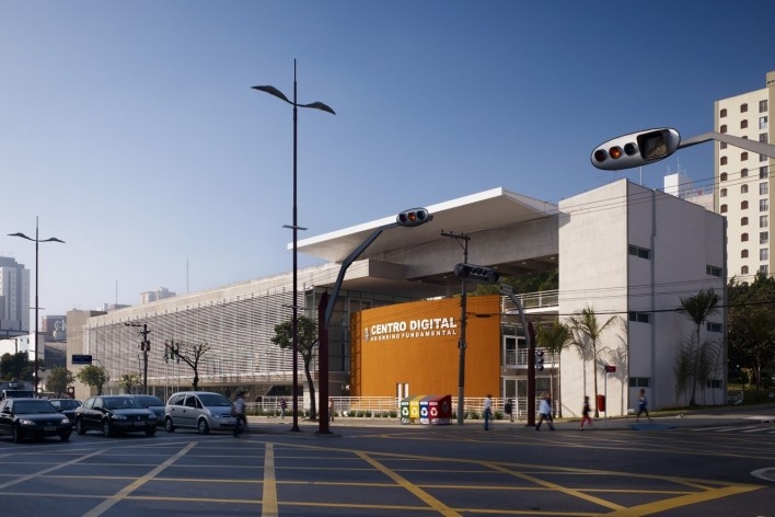 Terminal Digital do Ensino, São Caetano do Sul, 2008. Arquiteto José Augusto Aly<br />Foto Nelson Kon 