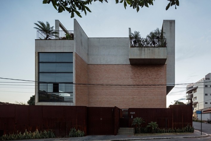 Estúdios Ouro Preto, Sete Lagoas MG Brasil, 2016. Arquitetos Carlos Alberto Maciel e Ulisses Mikhail Jardim Itokawa / Arquitetos Associados<br />Foto Leonardo Finotti 