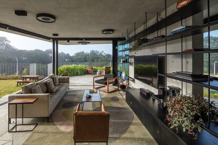 Casa LLF, São José dos Campos SP Brasil, 2019. Arquitetos João Paulo Daolio e Thiago Natal Duarte (autores) / Obra Arquitetos<br />Foto/photo Nelson Kon 