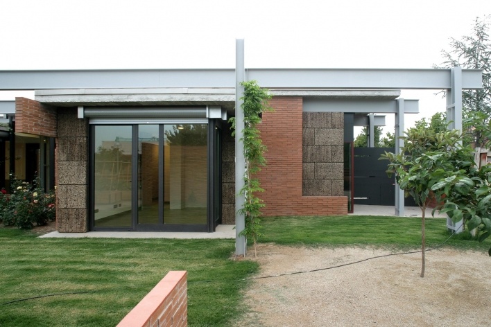 Casa Jardí 03, Igualada, Barcelona. Arquitetos Manuel Bailo e Rosa Rull, 2007<br />Foto divulgação / Foto divulgación 