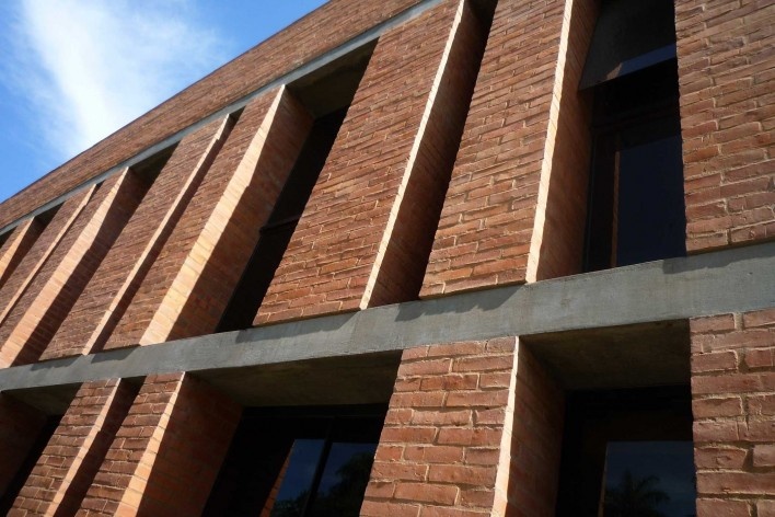 Cootrapar – cooperativa de trabajadores de aceros del paraguay. Detalle diafragma ceramico. Arq. Luis Alberto Elgue y Arq. Cynthia Solis Patri. Villa Hayes, Paraguay. 2007 – 2008.