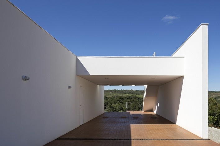 Casa Torreão, estacionamento, Brasília DF, arquitetos Daniel Mangabeira, Henrique Coutinho e Matheus Seco
Foto Haruo Mikami