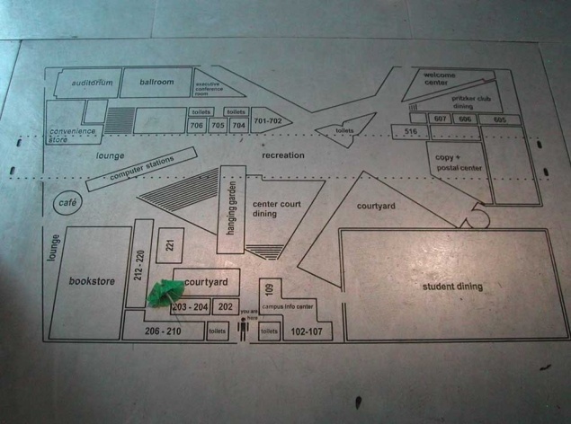 A planta do prédio em um baixo relevo que mostra o desenho “haussmanniano” das ruas que atravessam o Centro<br />Foto Carlos M. Teixeira 