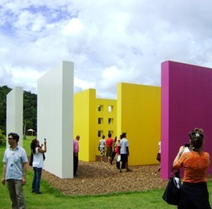 Escultura colorida de Helio Oiticica<br />Foto Denise Teixeira 