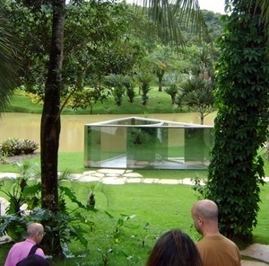 "Bisected Triangle", de Dan Graham<br />Foto Denise Teixeira 