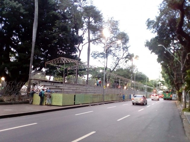 O entorno da praça Campo Grande ocupado por camarotes que fazem a calçada sumir. O circuito Osmar começa aqui<br />Foto Volha Yermalayeva Franco 