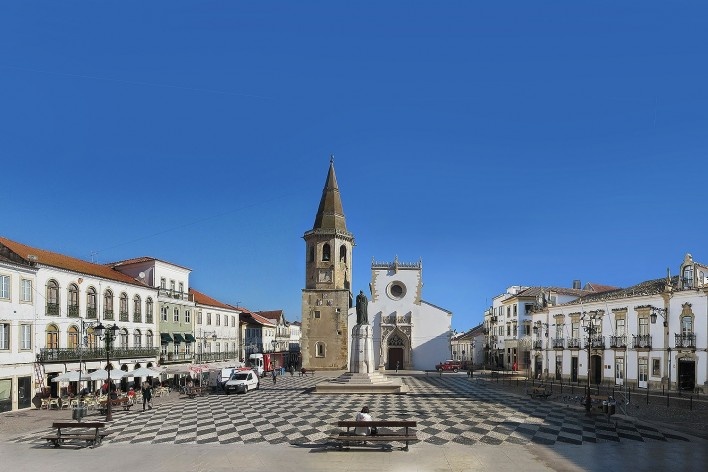 Alexandrina Mori na Praça da República, Tomar, Portugal, 2017<br />Foto Victor Hugo Mori 