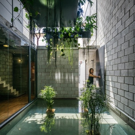 Casa Mipibu, São Paulo SP Brasil, 2015. Arquitetos Danilo Terra, Pedro Tuma e Fernanda Sakano (autores) / Terra e Tuma Arquitetos Associados<br />Foto Nelson Kon 