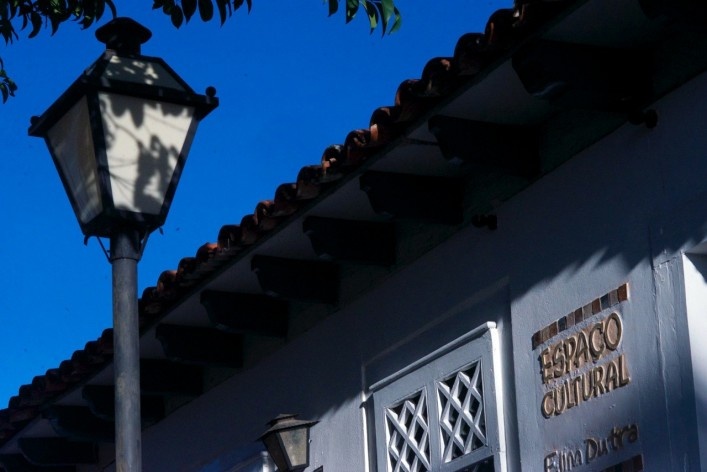 Detalhe de iluminação pública e publicidade inserida no conjunto urbano edificado<br />Foto Fabio Lima 