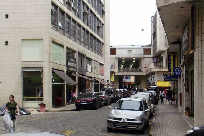 Centro Comercial do Bom Retiro, interior da quadra, São Paulo. Arquiteto Lucjan Korngold<br />Foto Abilio Guerra 