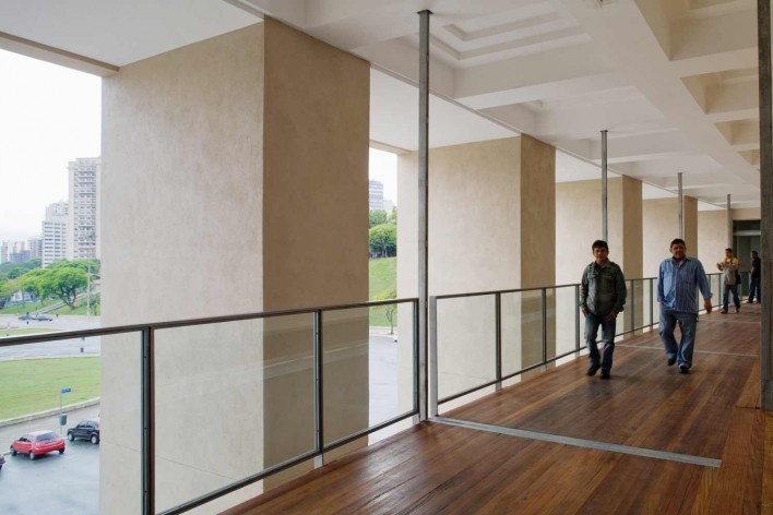 Museu do Futebol, passarela com vista para a cidade, 2008. Arquiteto Mauro Munhoz<br />Foto Nelson Kon 