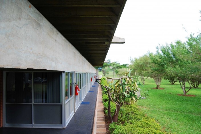 Escola Superior de Administração Fazendária – ESAF, fachada lateral setor educacional, Brasília DF<br />Foto Daniel Corsi 