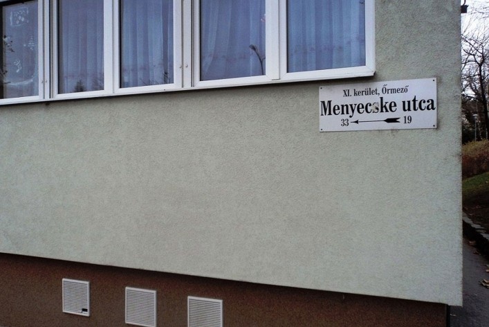 Placa da Rua Menyecske, Budapeste, local onde morei, que segue o padrão de toda a cidade<br />foto Lucas Gamonal Barra de Almeida 