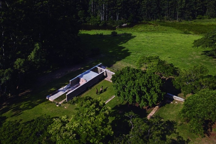 Capela Inga-Mirim, Itupeva SP Brasil, 2018. Arquitetos Francisco Rivas, Rodrigo Messina e Guadalupe Sappia / Messina <br />Foto Federico Cairoli 