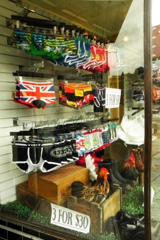 Comércio varejista, Castro. A venda de roupas e acessórios voltados ao público LGBT é comum, na Castro Avenue e adjacências<br />Foto Maria Carolina Maziviero, 05/04/2014 