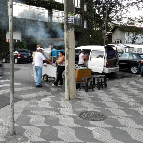 Oficina de desenho urbano MCB, interferência urbana: comércio irregular, São Paulo, 2011<br />Foto Nina Dalla 