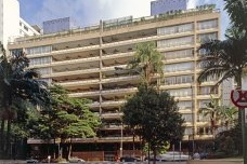 Mão escondida projeta arquitetura medíocre