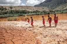 Quando o mundo acabar vou estar flutuando com um paraquedas colorido