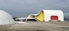 O Teatro Popular Oscar Niemeyer em Niterói e o Teatro Raul Cortez em Duque de Caxias