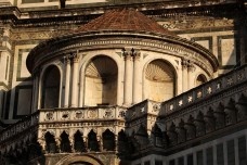 Diálogos entre Alberti e Francesco del Borgo no cortile do Palazzo Venezia