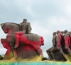Os monumentos às bandeiras