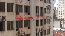Um lugar ao centro