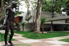 Um museu à deriva e uma cidade sem olhar