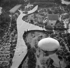 Sobre o projeto de Oscar Niemeyer para o entorno do Teatro no Parque Ibirapuera
