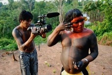 A ficção que cristaliza, o documentário que problematiza