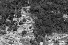 eb195a9b961e_arsantos_avancos_urbanos_sobre_a_serra_do_mar.jpg