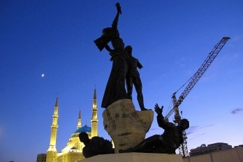 Beirute entre gruas e tapumes