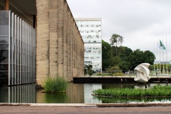 Ministério do Arquiteturismo adverte...