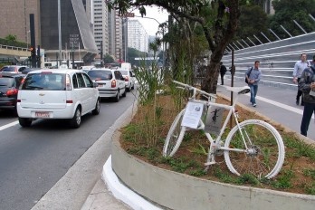 Da white bicycle à ghost bike