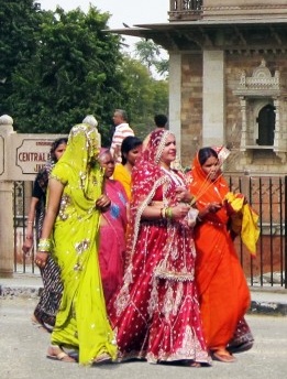 Diante do Museu Albert Hall em Jaipur, Índia