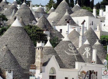 As casas quadradas com telhados cônicos de Alberobello, Itália