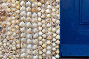 A Igreja e as conchas de Guarapari