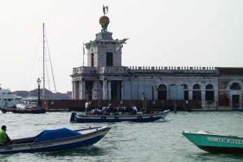 Sartre e a arte de andar nas ruas de Veneza