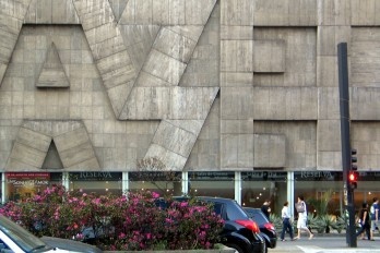 Quando o modificar uma obra de arte urbana pode ser um crime aceitável