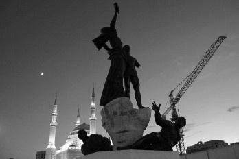 Beirute entre gruas e tapumes