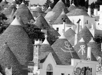 As casas quadradas com telhados cônicos de Alberobello, Itália