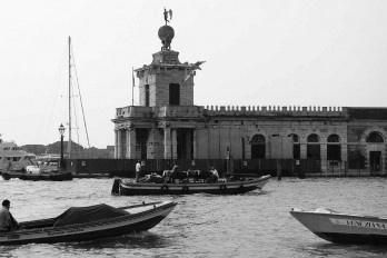 Sartre e a arte de andar nas ruas de Veneza