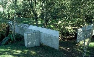 Panorama Emergente Iberoamericano. Joven arquitectura. Serie Cruzados. Tumba en Piribebuy, Studio Gabinete de Arquitectura, Arquitectos Solano Benitez y Alberto Marinoni [http://www.bienaliberoamericanadearquitectura.org/panorama/pei.html]
